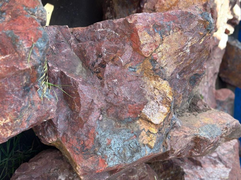 Камни для ландшафтного дизайна красно-фиолетовые 10-60 килограмм купить в Зеленодольске