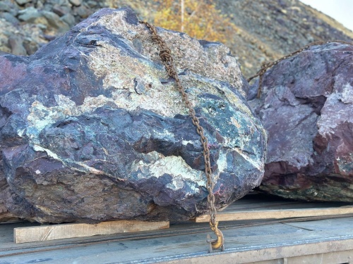 Огромные красно-фиолетовые валуны для ландшафтного дизайна весом более 5 тонн купить в Зеленодольске