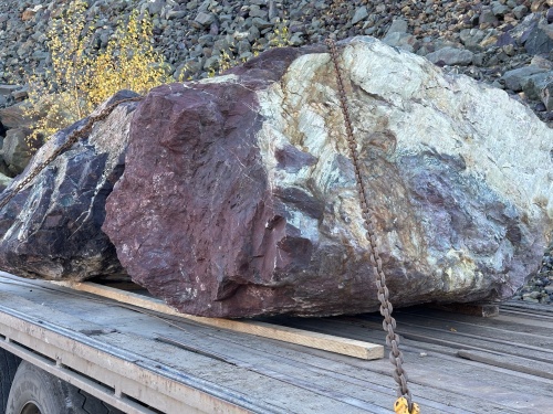 Огромные красно-фиолетовые валуны для ландшафтного дизайна весом более 5 тонн купить в Зеленодольске
