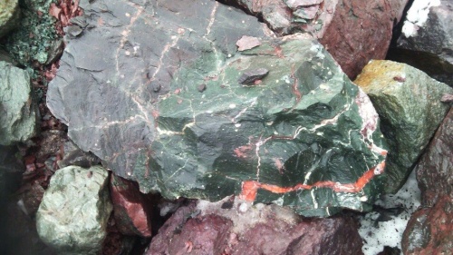 Гигантские зелёные валуны для ландшафтного дизайна весом более 5 тонн купить в Зеленодольске