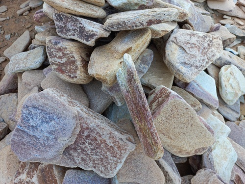 Златолит жёлтый, жёлто-зелёный глыбки и валуны для ланшафтного дизайна купить в Зеленодольске