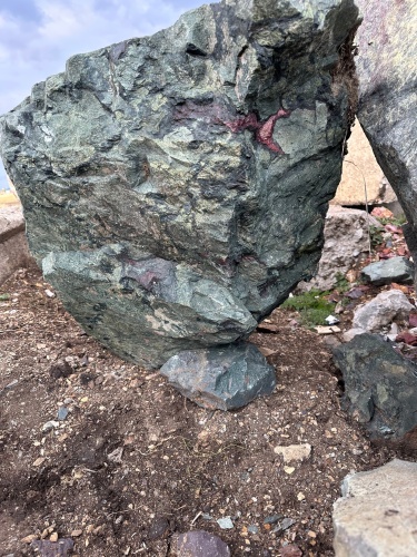 Гигантские зелёные валуны для ландшафтного дизайна весом более 5 тонн купить в Зеленодольске