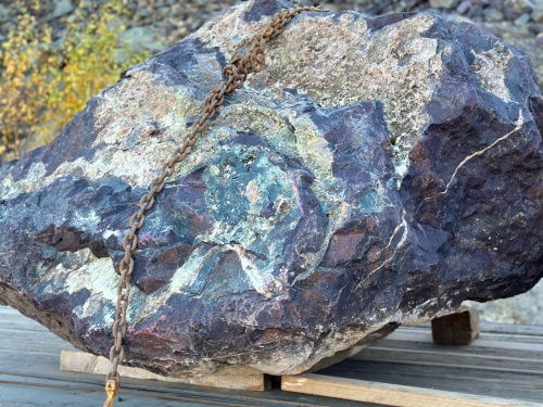 Огромные красно-фиолетовые валуны для ландшафтного дизайна весом более 5 тонн купить в Зеленодольске