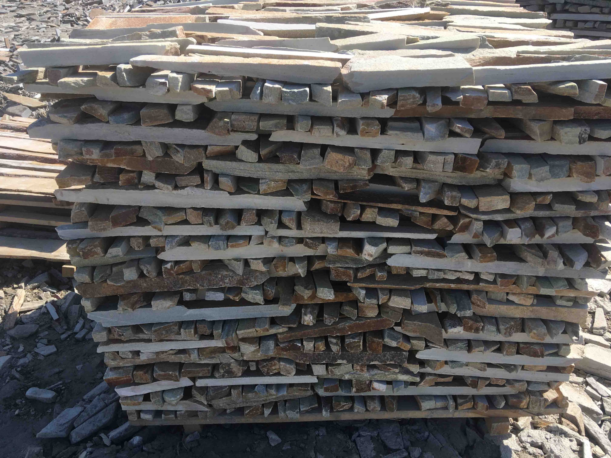 Горбушка златолит золотистый для облицовки купить в Зеленодольске