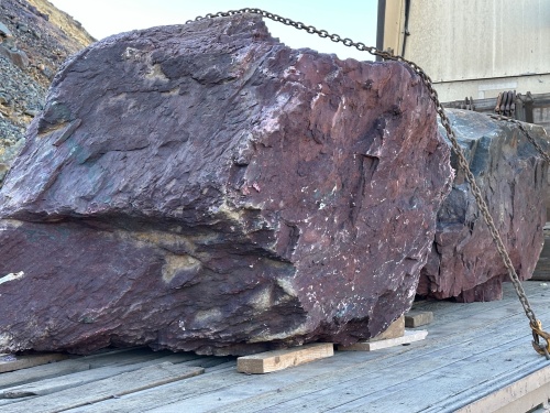 Огромные красно-фиолетовые валуны для ландшафтного дизайна весом более 5 тонн купить в Зеленодольске