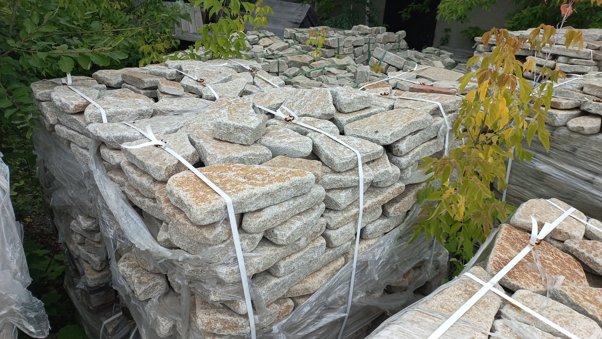 Плитняк галтованный гранитный для ландшафтного дизайна купить в Зеленодольске