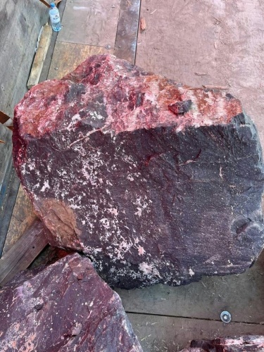 Камни для ландшафтного дизайна красно-фиолетовые 10-60 килограмм купить в Зеленодольске