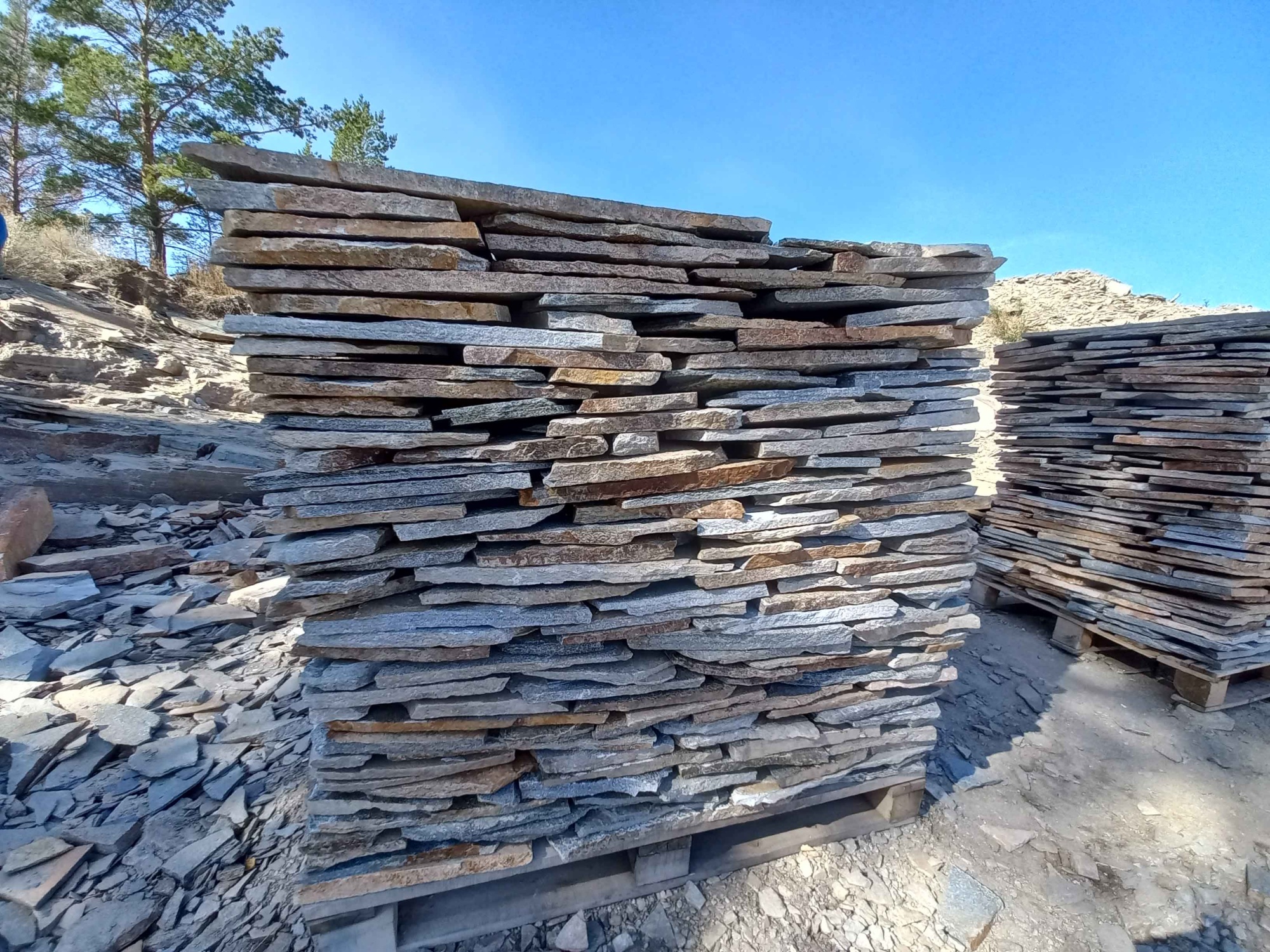 Плитняк златолит серебристый для фасада купить в Зеленодольске