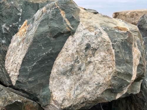 Гигантские зелёные валуны для ландшафтного дизайна весом более 5 тонн купить в Зеленодольске