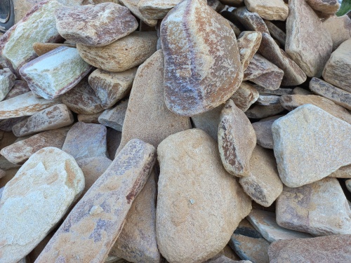 Златолит жёлтый, жёлто-зелёный глыбки и валуны для ланшафтного дизайна купить в Зеленодольске