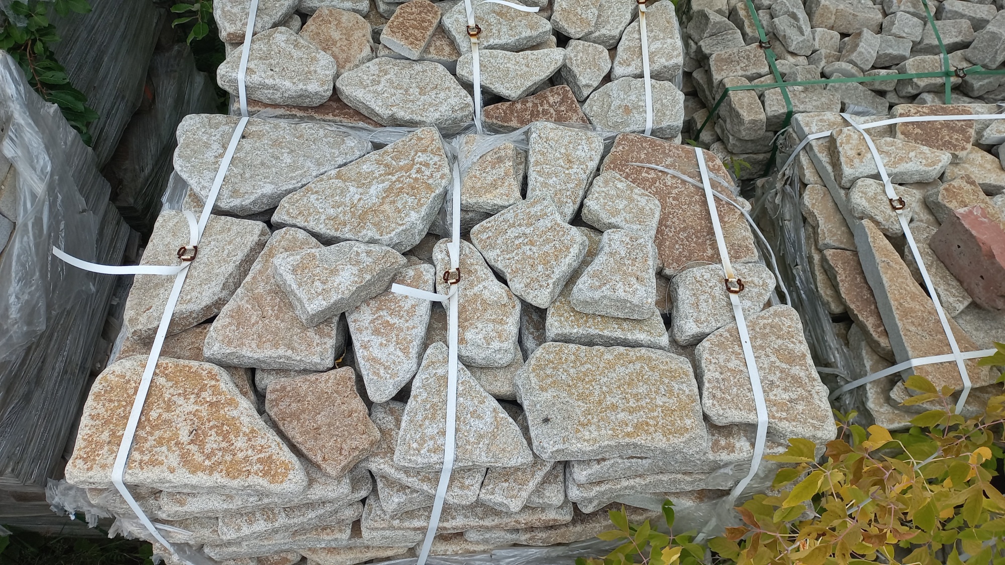 Плитняк галтованный гранитный для ландшафтного дизайна купить в Зеленодольске